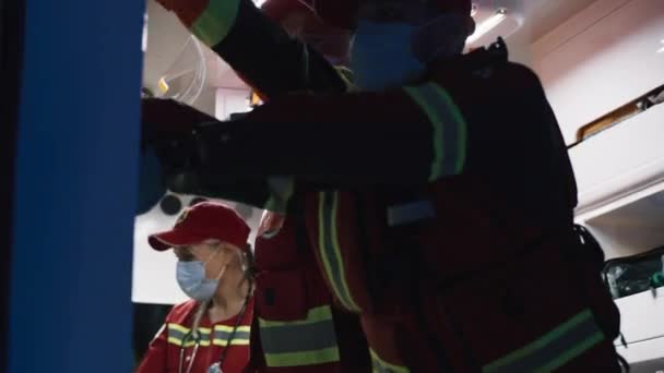 Парамедики работают в фургоне во время чрезвычайной ситуации — стоковое видео