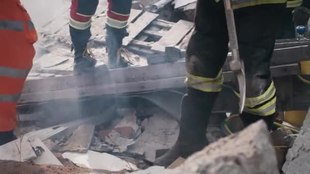Спасатели готовятся спасти выживших — стоковое видео