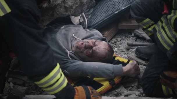 Injured senior man speaking with rescuers — Stock Video