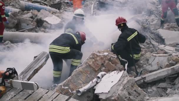 Trabalhadores de emergência removendo escombros juntos — Vídeo de Stock