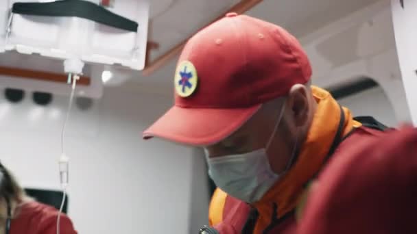 Paramédicos trabajando juntos durante la emergencia — Vídeos de Stock