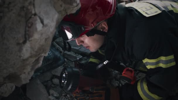 Emergency service worker rescuing survivors — Stock Video