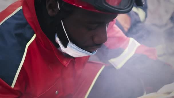 Un ambulancier noir travaille après une catastrophe — Video