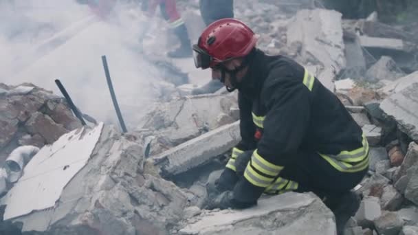 Sauveteurs mâles enlevant les décombres de béton — Video