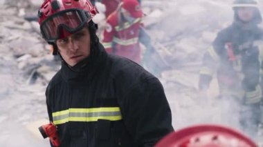 Levyeli bir kurtarıcı meslektaşımla konuşuyor.