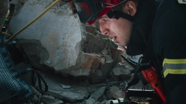Rescate masculino examinando escombros y hablando — Vídeos de Stock
