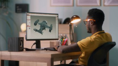 Siyah 3D tasarımcı evde çalışıyor
