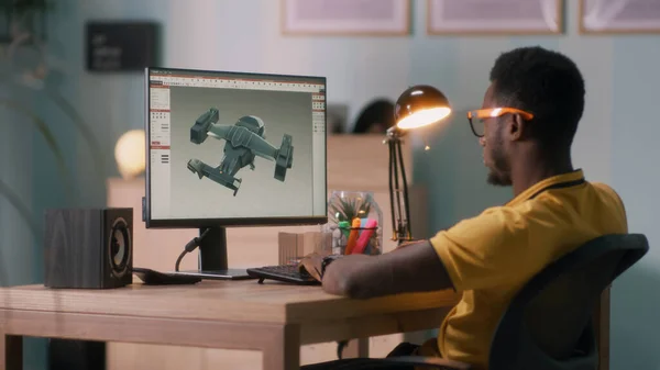 Czarny projektant 3D pracuje w domu — Zdjęcie stockowe