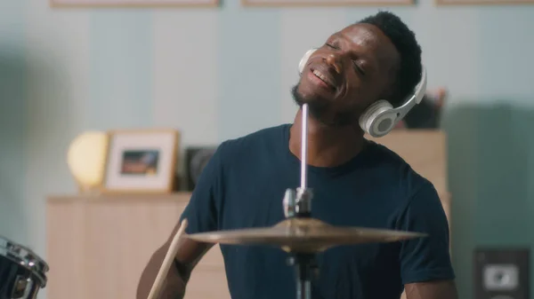 Чорний хлопець практикує грати на барабанах — стокове фото