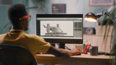 Merkez ofiste çalışan siyah 3D tasarımcı.