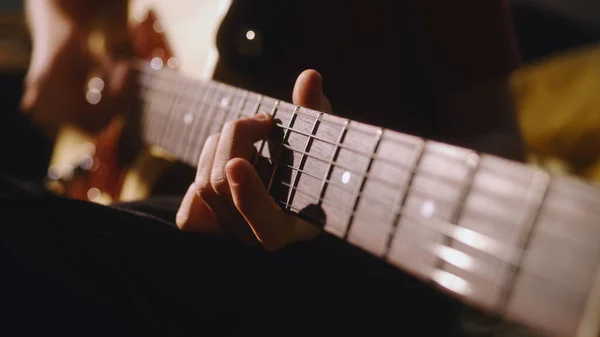Кроп-подросток, играющий на гитаре — стоковое фото