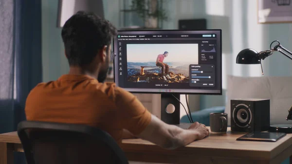 3D designer editing video op de computer — Stockfoto