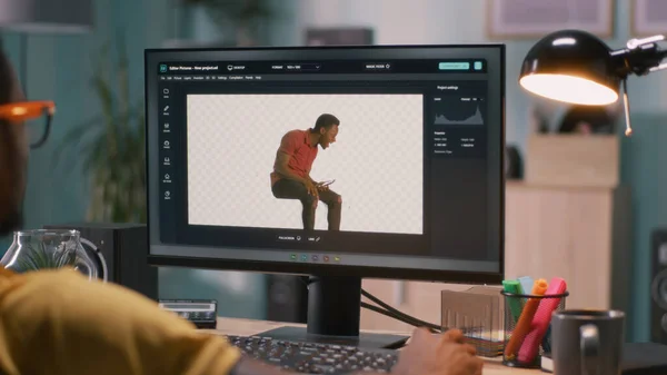 Africano homem americano edição de vídeo com fundo cromakey — Fotografia de Stock