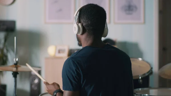 Чорний чоловік грає на барабанах вдома — стокове фото