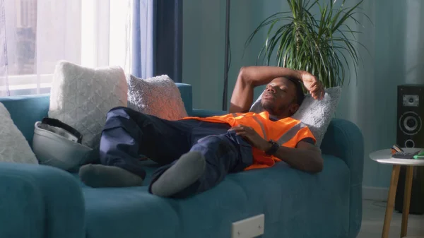 Trabalhador negro dormindo no sofá — Fotografia de Stock