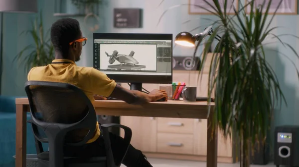 Designer 3D preto trabalhando no escritório em casa — Fotografia de Stock