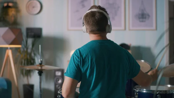 Anonym musiker spelar trummor hemma — Stockfoto