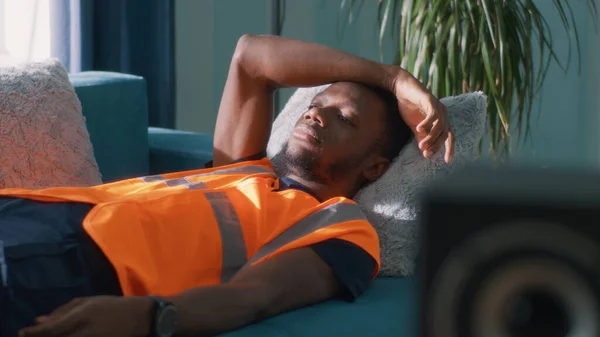 Negro trabajador durmiendo en sofá — Foto de Stock