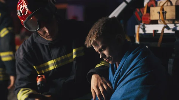 Rescuer speaking with teenager after accident — Stock Photo, Image