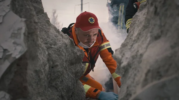 瓦礫を一緒に調べる多様な救助者 — ストック写真