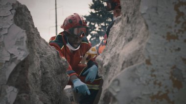 Çeşitli acil servis çalışanları kurtarma görevini tartışıyor.