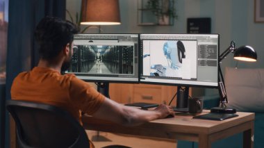 Akşamları erkek 3D model yaratıyor