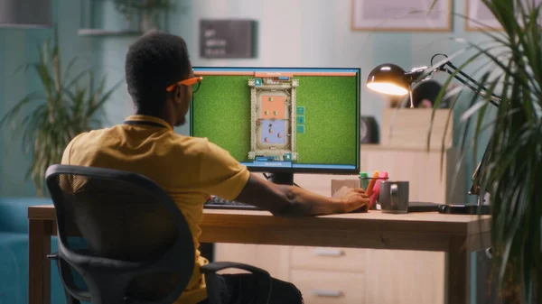 Homem negro jogando videogame no computador — Fotografia de Stock