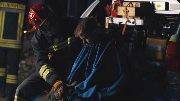 Rescuer berbicara dengan remaja setelah kecelakaan — Stok Foto