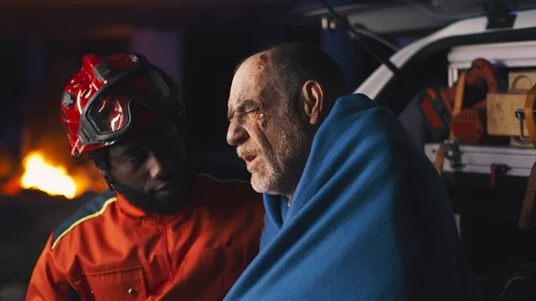 Un paramédico negro hablando con Survivor —  Fotos de Stock