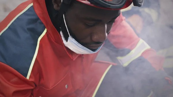 Paramédico negro trabajando después del desastre —  Fotos de Stock