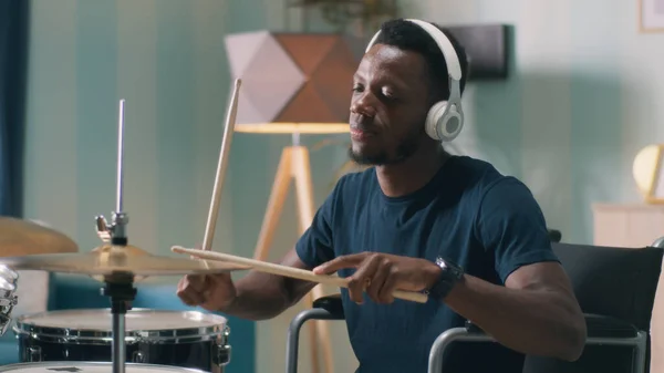 Discapacitados afroamericanos aprendiendo a tocar la batería — Foto de Stock