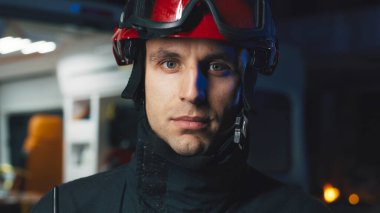 Kurtarma görevi sırasında acil servis çalışanı.