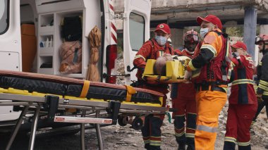 Çeşitli sağlık görevlileri kazazedeleri nakil için hazırlıyor.