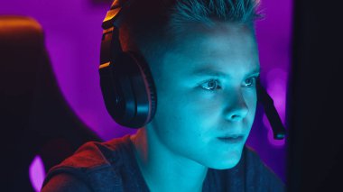 Takım arkadaşlarıyla video oyunu tartışan genç