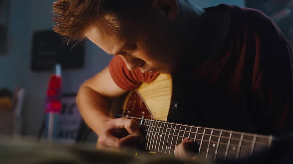 Adolescente aprendendo a tocar guitarra — Fotografia de Stock