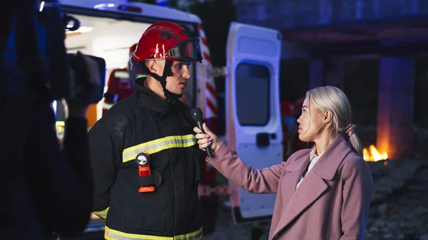 Interview near emergency van in evening — Stock Photo, Image
