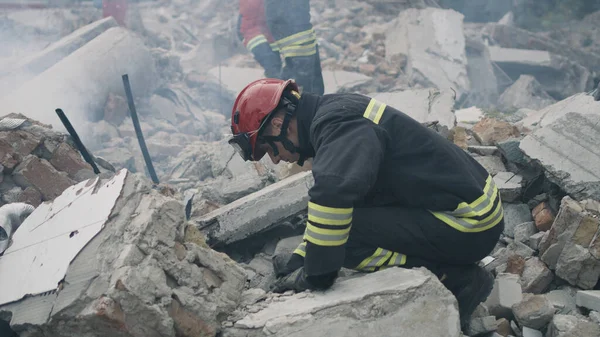 Sauveteurs mâles enlevant les décombres de béton — Photo