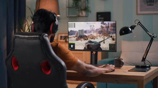 Muž hrající videohry na počítači — Stock fotografie
