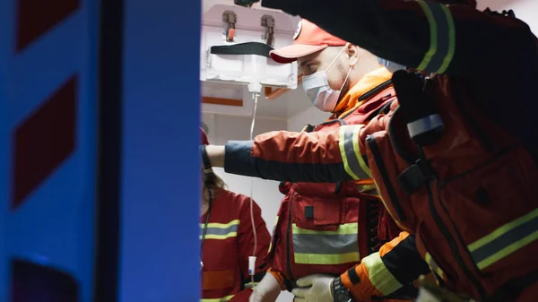 Paramédicos trabajando en furgoneta durante emergencia —  Fotos de Stock
