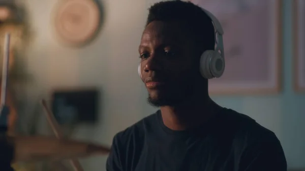 Músico negro tocando su canción favorita en la batería — Foto de Stock