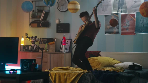 Nastolatek gra na gitarze w sypialni — Zdjęcie stockowe