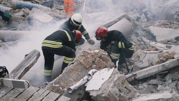Emergency workers removing rubble together — Stock Photo, Image