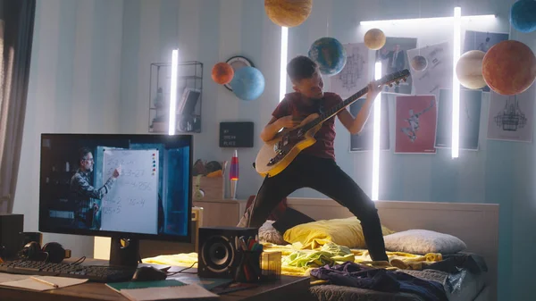 Adolescente tocando guitarra no quarto — Fotografia de Stock