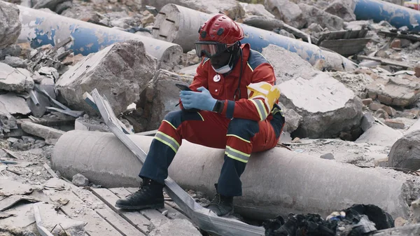 Un ambulancier noir utilise son smartphone après une catastrophe — Photo