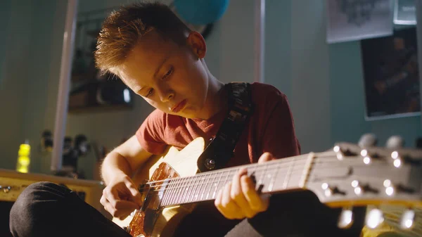 Adolescente roqueiro tocando guitarra durante o ensaio no quarto — Fotografia de Stock