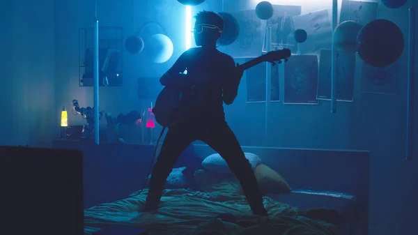Cool teenager hraje na kytaru v ložnici — Stock fotografie
