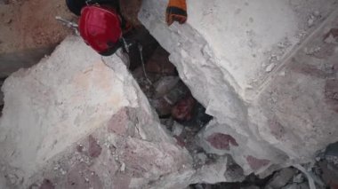Kurtarma ekipleri ve sağlık görevlileri hayatta kalanları kurtarıyor.