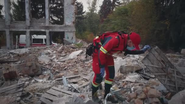 Парамедики та рятувальники, що працюють після землетрусу — стокове відео