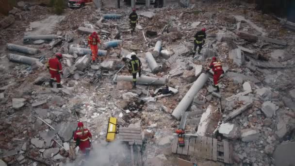 Trabalhadores dos serviços de emergência examinando ruínas — Vídeo de Stock