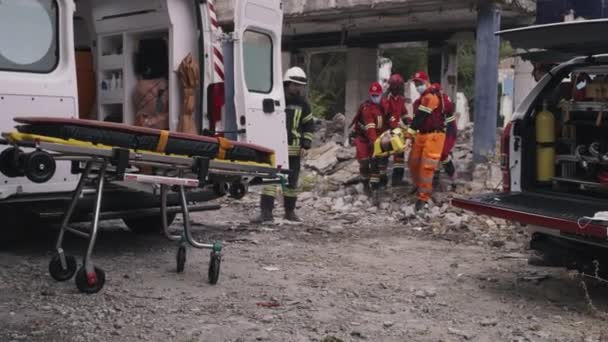 Различные парамедики готовят выживших к транспортировке — стоковое видео